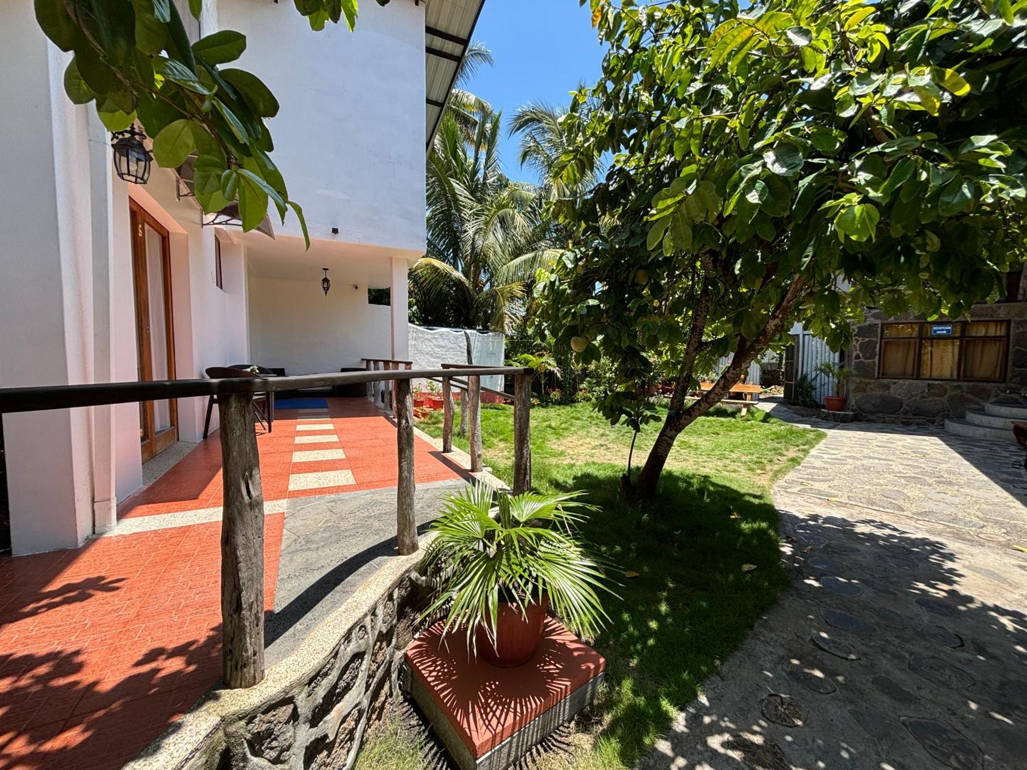 Lava House Hostal Puerto Ayora  Eksteriør bilde